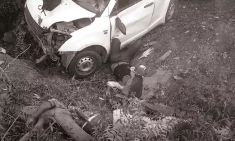 2 from Telangana die in road accident in Karnataka