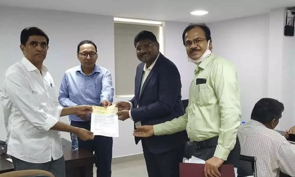 Vijayawada: Bank of Baroda employees  contribute ` 5.35 lakh to CMRF