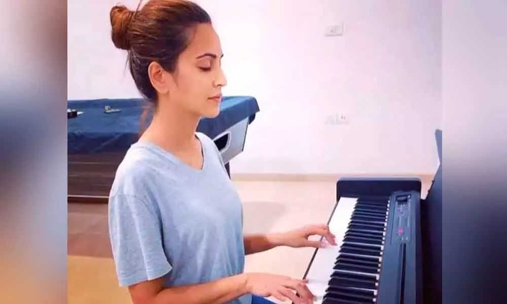 Kriti Kharbanda plays Bella Ciao on piano with eyes shut