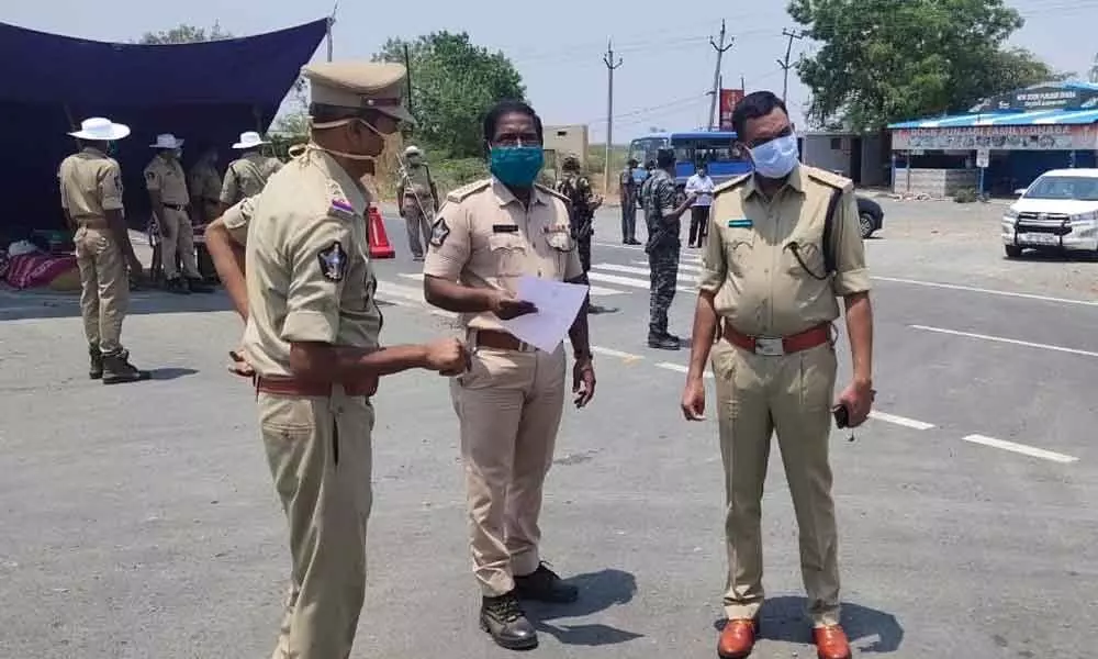 Kurnool: SP Dr Fakkeerappa Kaginelli inspects check-posts on AP-TS border