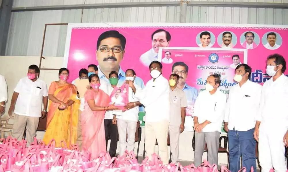 Khammam: Puvvada Foundation distributes groceries to 5,000 workers