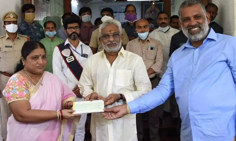 Tirupati: MLA Chevireddy Bhaskar Reddy donates Rs 25 lakh to corona patients
