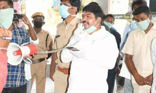 Warangal: Migrant workers swarm railway station