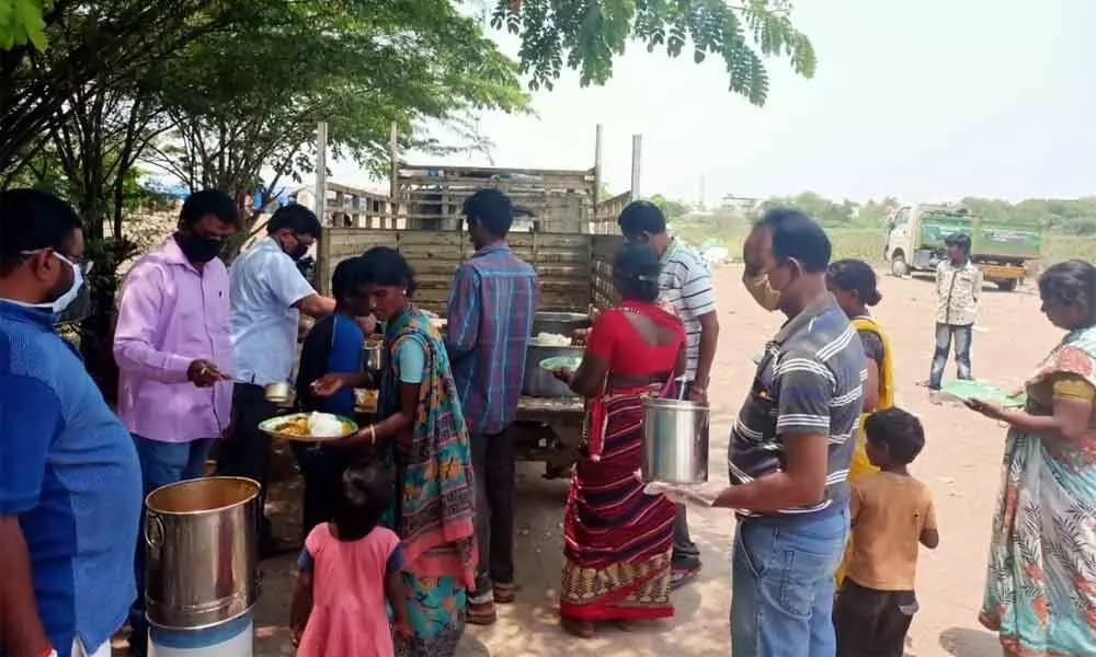 Nizamabad: Farmers, teachers distribute meals to migrant workers