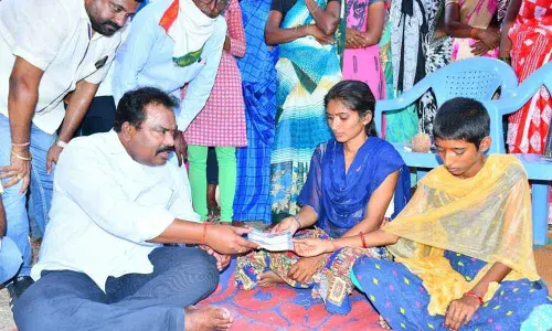 Karimnagar: MLA Ravi Shankar helps two orphan girls