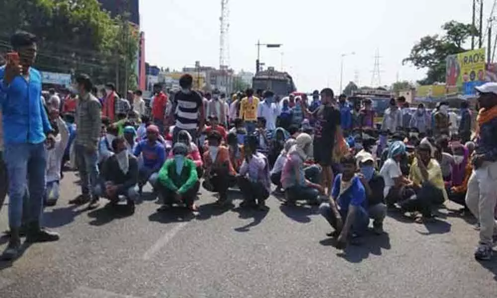 Telangana: Migrants in Ramagundam stage protest to send them to native places