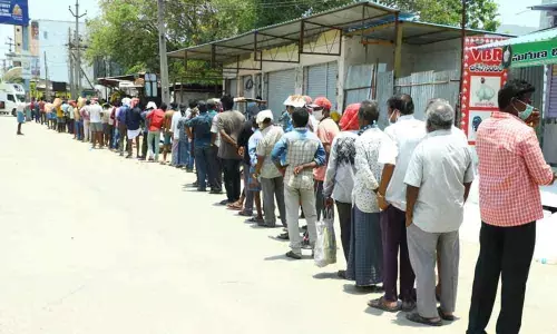 Liquor shops in Andhra Pradesh witness huge crowds amid lifting the restrictions