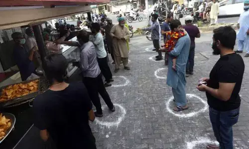 Over 500 medics, 40 journalists infected with COVID-19 in Pakistan