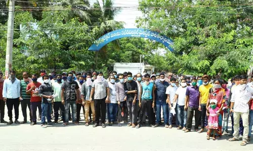 Tirupati:  Migrant labourers seek transport facility to go to native places