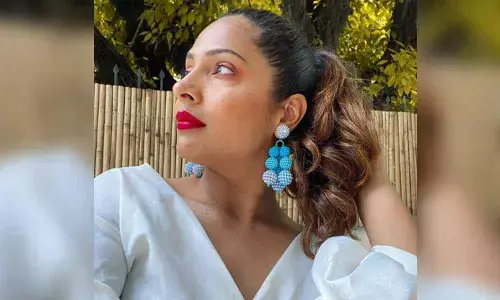 Shruti Arjun Anands Simple Way Of Curling Tresses