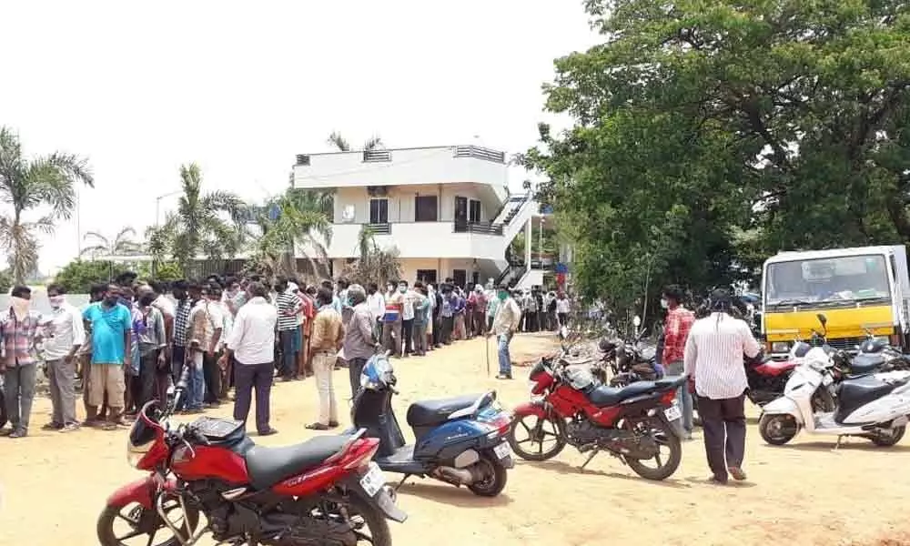 Guntur: Boozers gather at liquor shops in large numbers