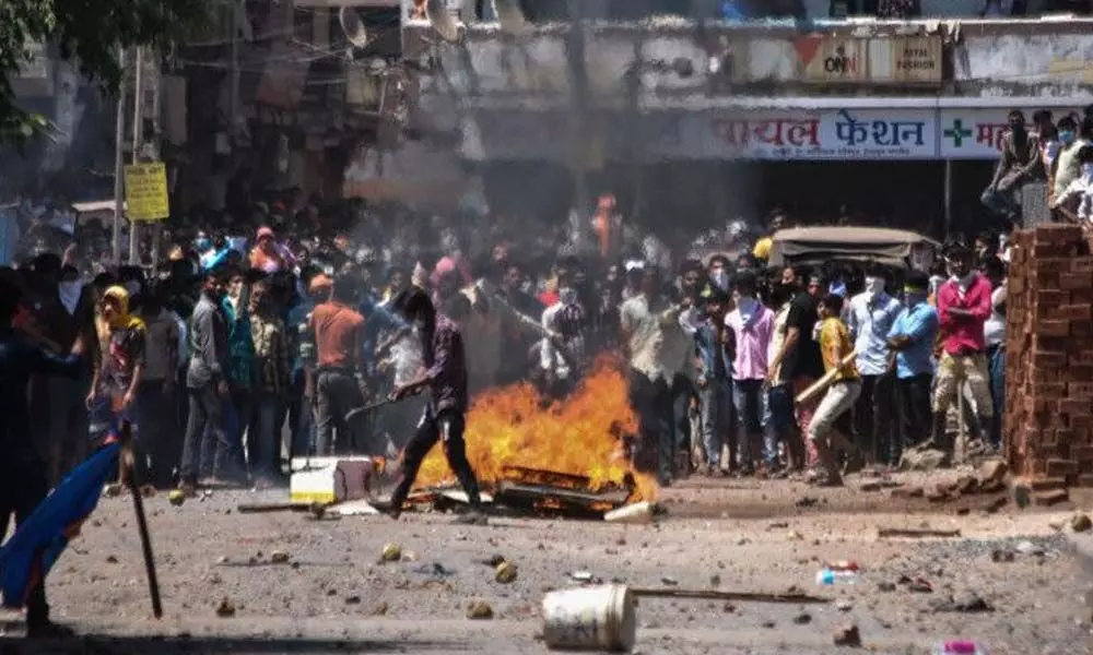 Police fire tear gas shells on migrants in Gujarat