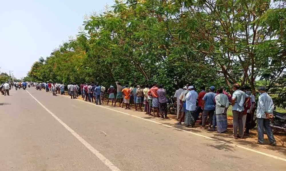 Villagers from Tamil Nadu throng liquor shops in Nellore district