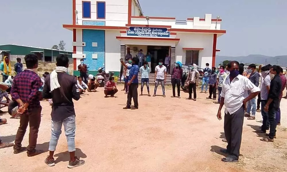 Migrant Labourers protest continues in Tirupati