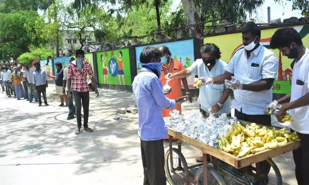 BJP leaders distribute food packets to migrant labourers in Tirupati