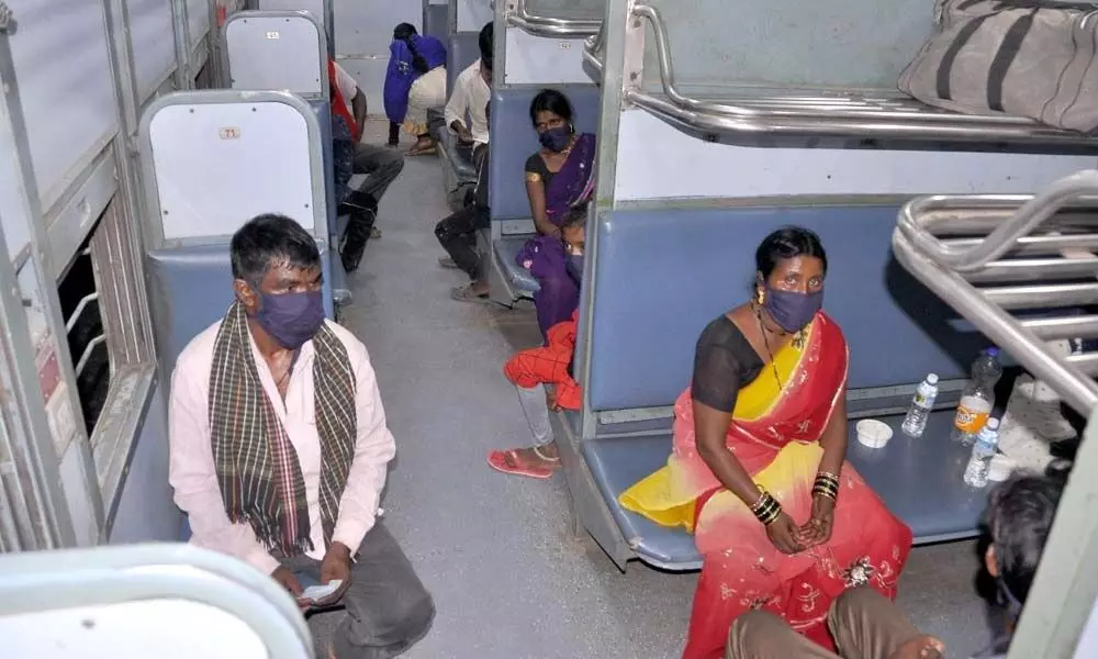 Vijayawada: 1st batch of migrant workers leave for Maharashtra