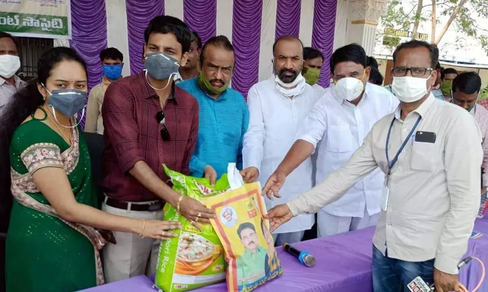 Anantapur: Essentials distributed to journalists, non-journalists