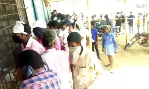 Social distancing goes for a toss as boozers throng wine shops