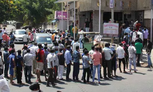 Mahbubnagar: Social distancing goes for a toss at wine shops