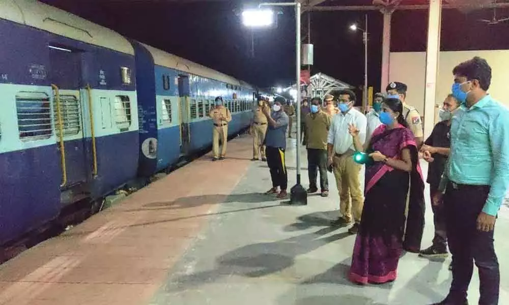 Vijayawada: 2nd train with migrant workers leaves for Maharashtra