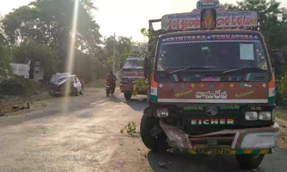 Telangana:13-month-old boy dies, 8 hurt in road mishap in Suryapet