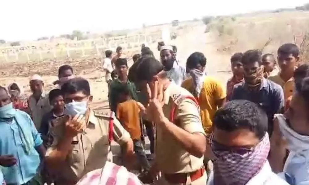 Kurnool: Villagers protest over rude behaviour of police personnel