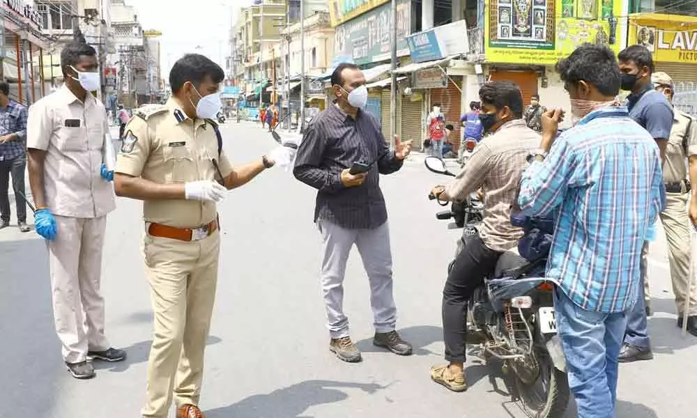 Tirupati Sp A Ramesh Reddy Asked People To Wear Masks Maintain Social Distance At Shops