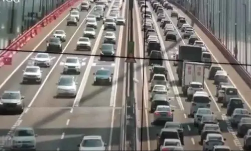 Bridge full of traffic sways due to strong winds in China