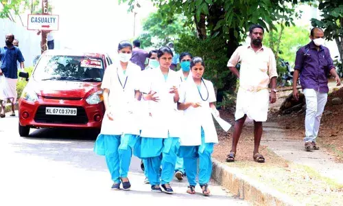 New Delhi: MCD hospital nurses raise payment issues amid crisis