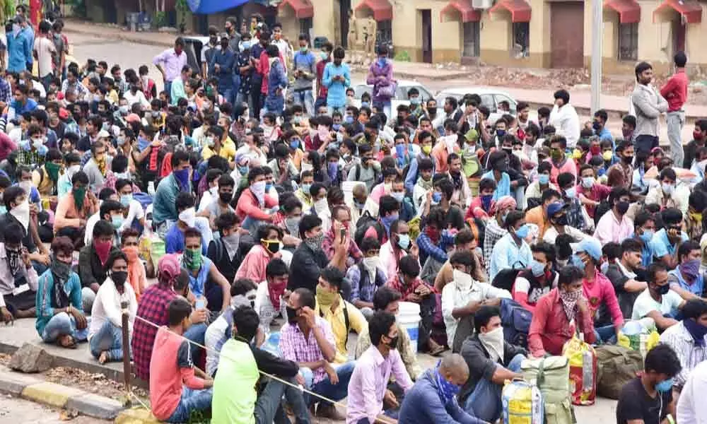 Mangaluru: Hundreds of migrant workers protest at railway station