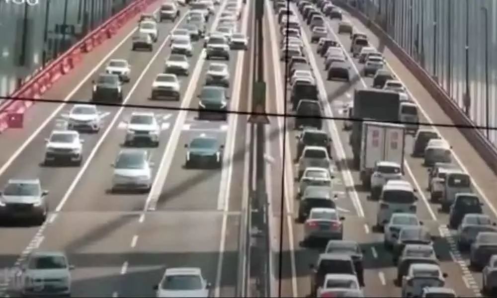 Bridge full of traffic sways due to strong winds in China