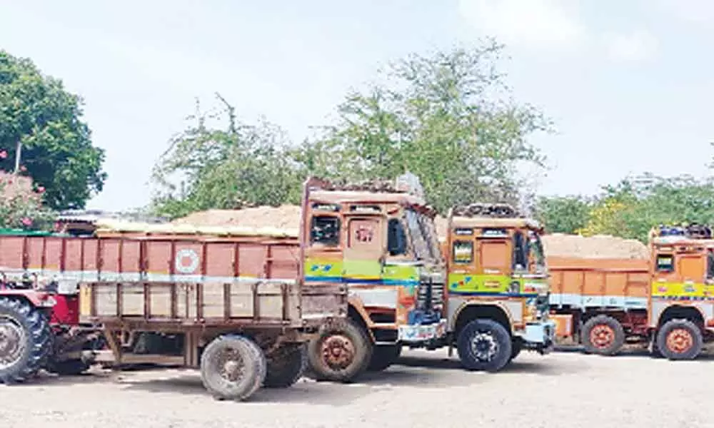 Ongole: Farmers obstruct sand transport to Hyderabad
