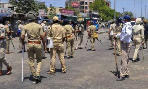 Migrants clash with cops in Surat, over 100 detained
