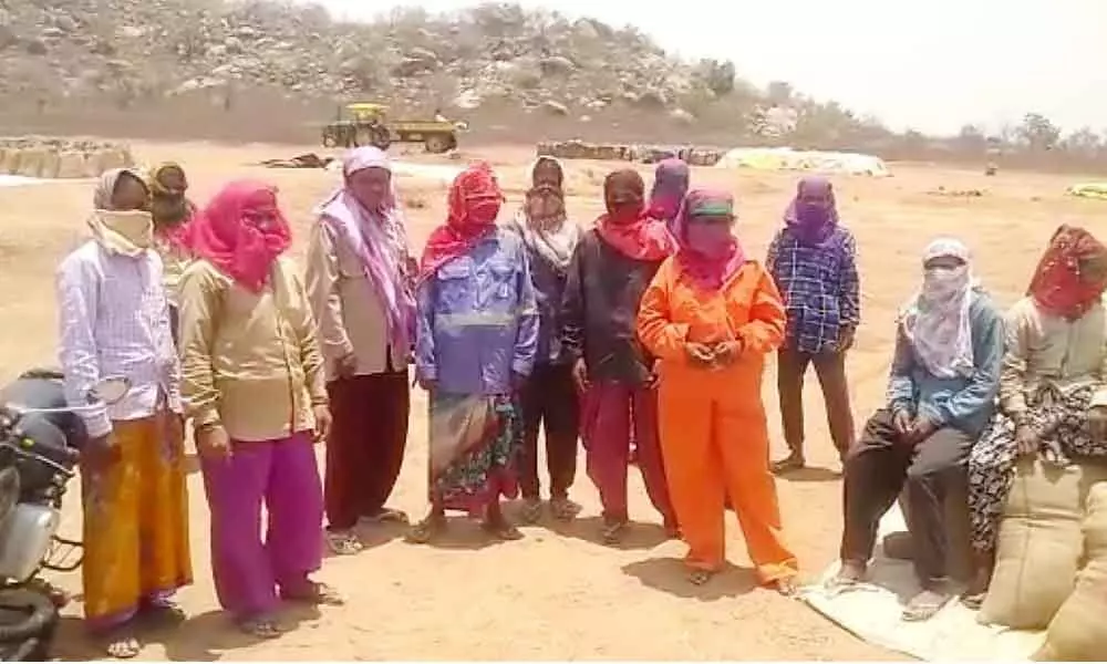 Nizamabad: Departing migrants pass hamalis burden on women farm labour