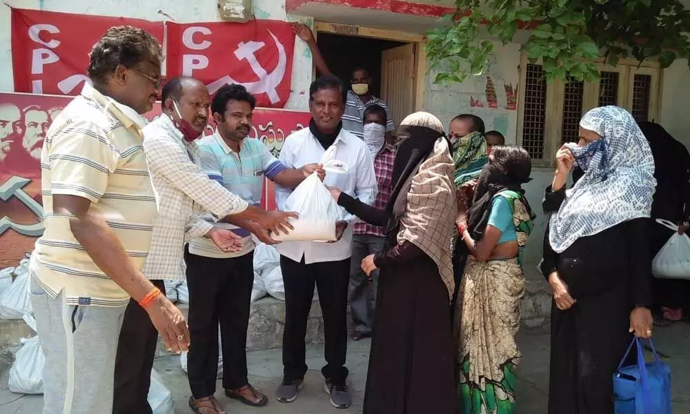Mahbubnagar: CPI members distributes essential commodities to 70 families