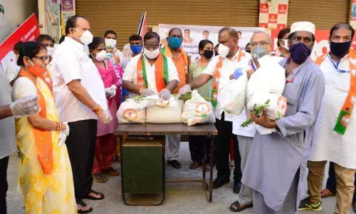 Guntur: Kanna Lakshminarayana demands AP government to send migrant workers to native places