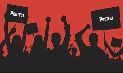 Kurnool: People protest as cops throw away fruits from vendors