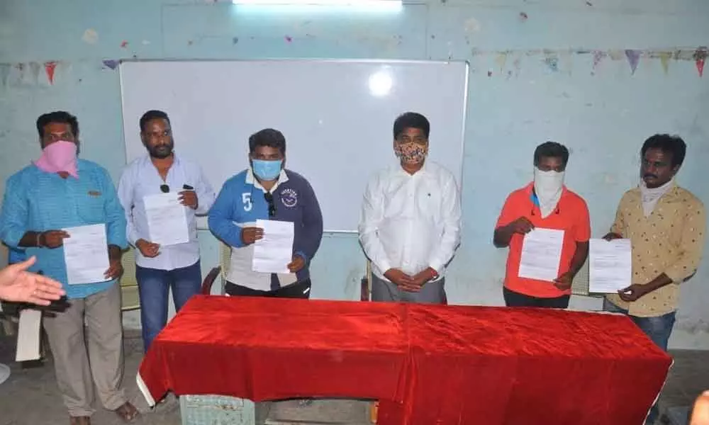 Srikalahasti MLA Biyapu Madhusudhan Reddy helps scribes to get accident insurance policy