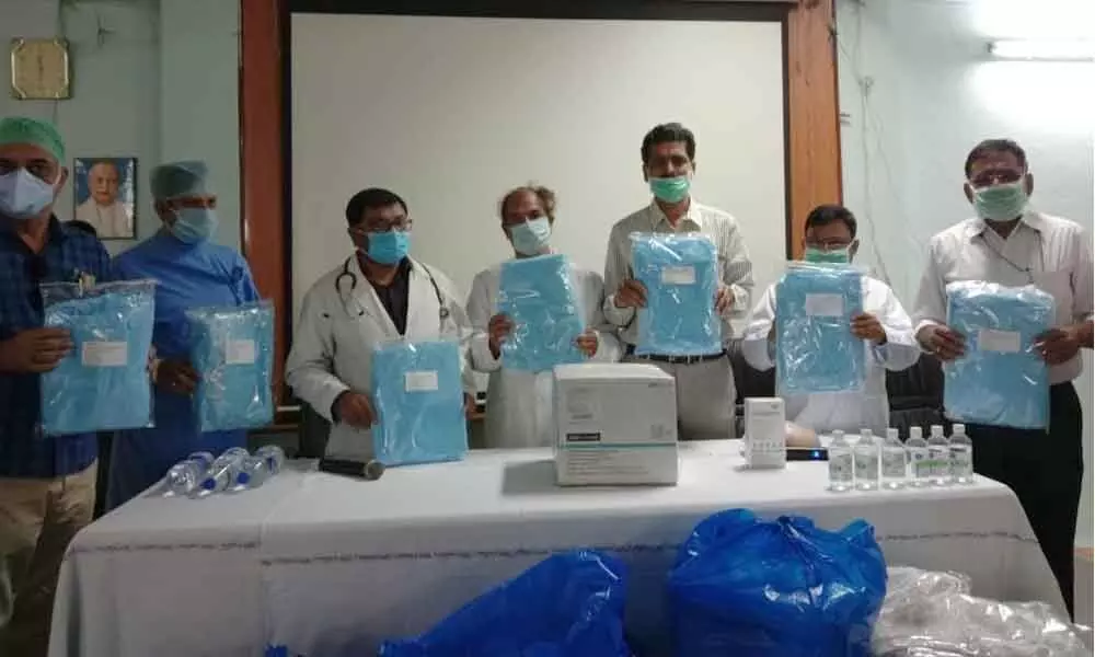 Warangal: Kakatiya Medical College 1986 MBBS batch donates Rs 10Lakh worth PPE Kits, material