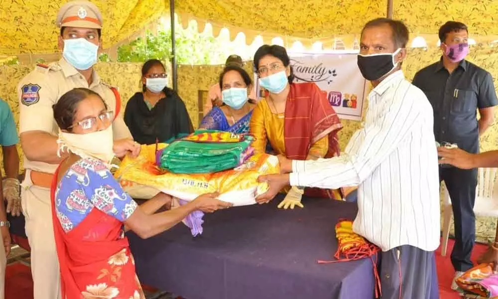 Nalgonda: SP Ranganaths family members distribute essentials to poor