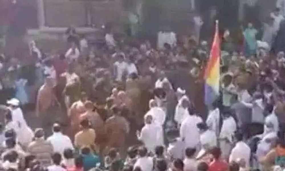 Huge crowd welcomes monk in Madhya Pradesh, social distancing goes for a toss