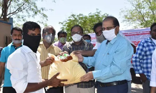 Kadapa: Philanthropists urged to help poor during lockdown