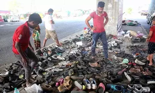 Supreme Court dismisses plea seeking food, water to migrants on move