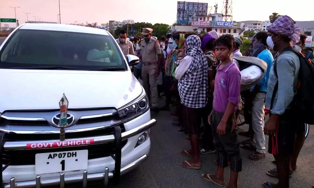 AP CS interacts with walking migrants from Chennai to Bihar, assures transportation