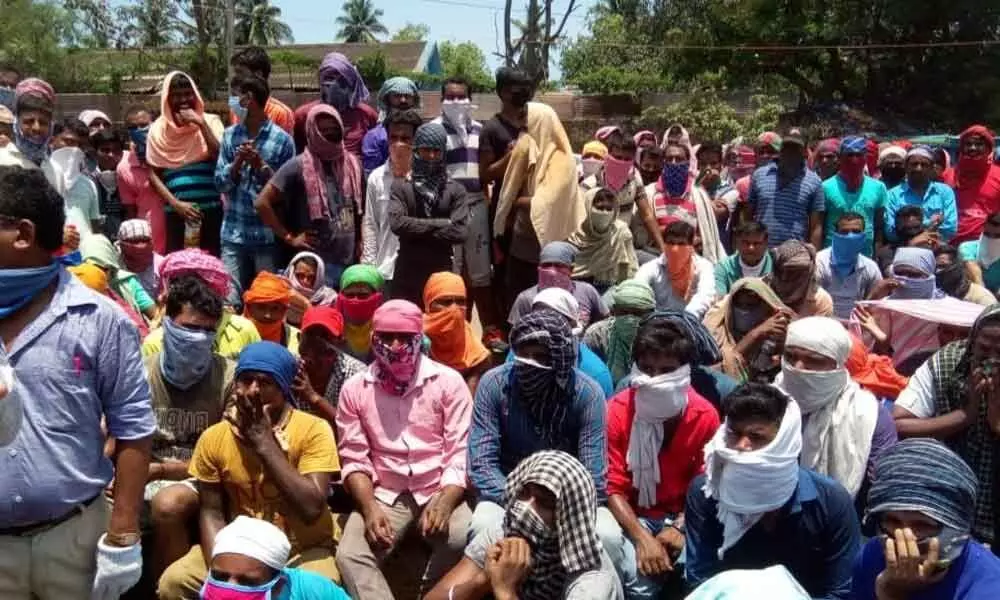 Visakhapatnam: Migrant workers stage protest