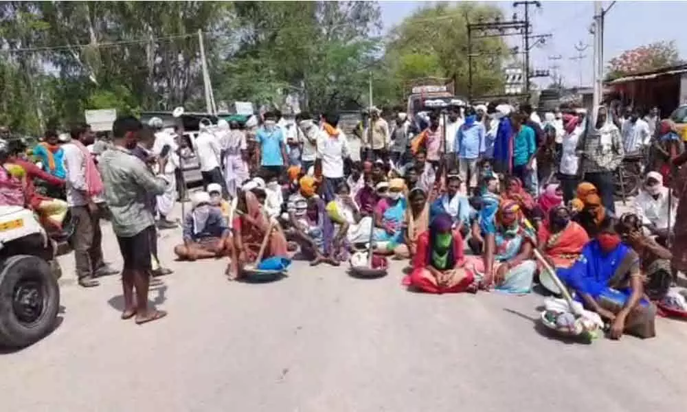 Kamareddy: NREGA workers stage rasta roko