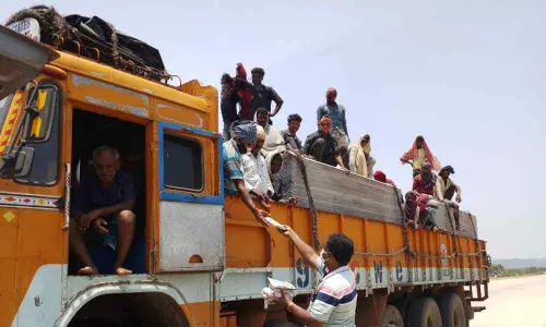 Visakhapatnam: AUTD distributes 1,000 food packets to migrants