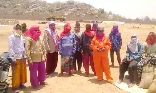 Nizamabad: Migrants pass hamalis burden on to womens shoulders as parting gift