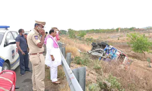 Nirmal: 29 labourers injured in road accident