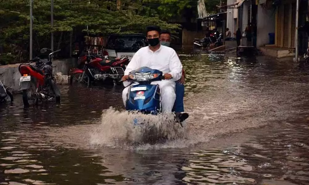 Heavy rains inundate roads in Hyderabad